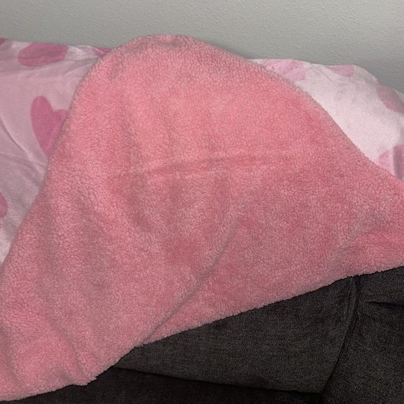 Baby girl  fluffy blanket  used once in great condition - Picture 3 of 3